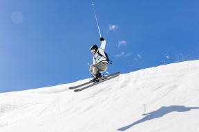 ayx持续失利引发热议！，东契奇在曼联比赛中重返赛场赛场气氛高涨